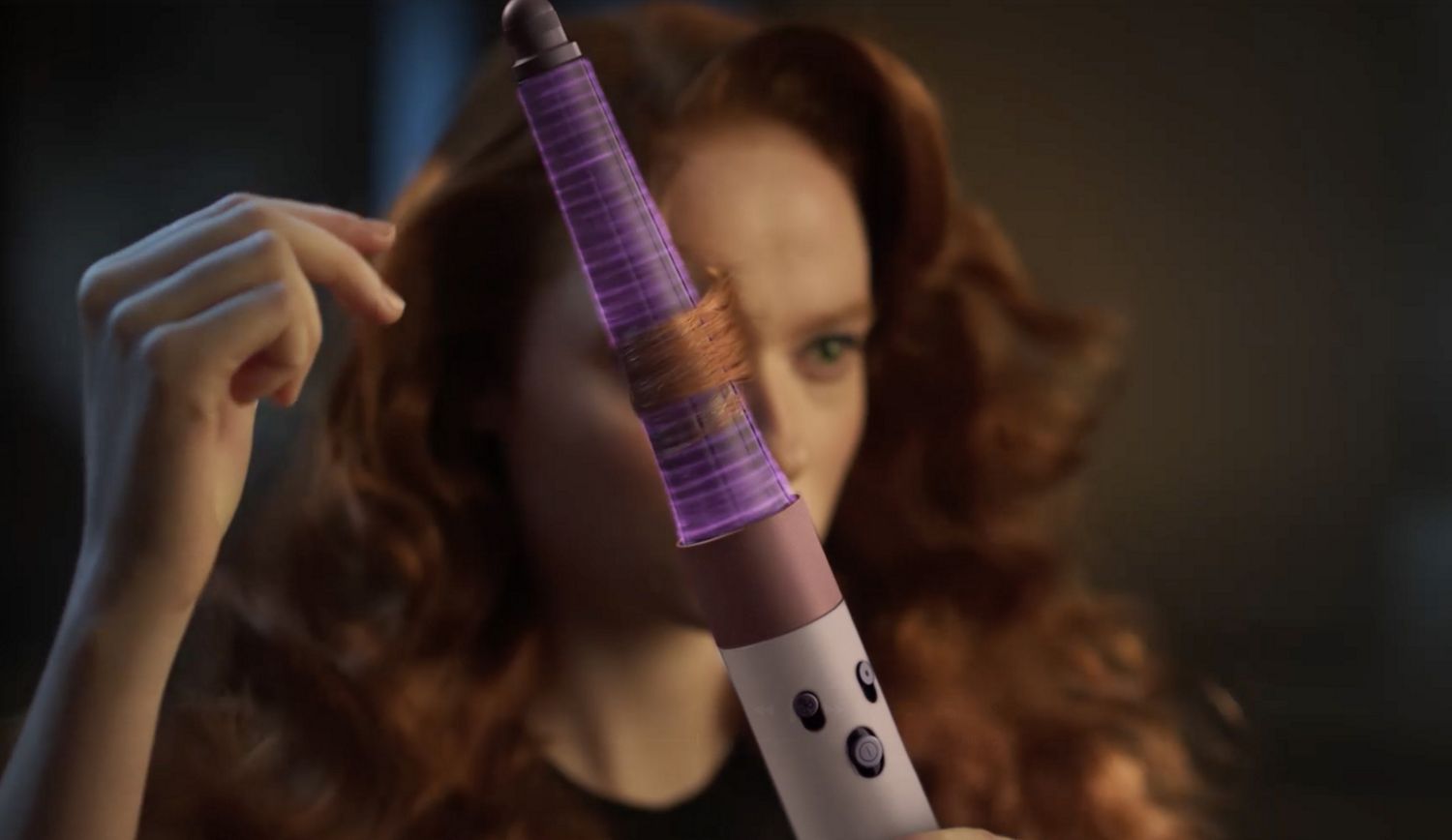 Front-on view of a woman curling her hair with the the Dyson Airwrap ID.